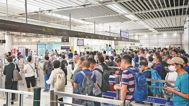 A large crowd of people lining up at a Hong Kong immigration checkpoint, reflecting travel demand and border crossing volume.Discover key strategies for Financial Planning Amid Economic Transition. Learn how to adjust your investment portfolio and protect your assets during uncertain economic times.
Financial Planning Amid Economic Transition